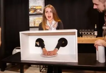 Влаштуйте запальну вечірку з FUN Kitchen! Ми організуємо всі активності, від ведучого до діджея, для вашого свята.