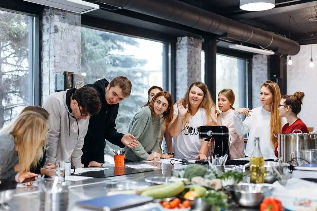 Вихідні у Києві стануть ще смачнішими, якщо ви приготування їжі покладете на свої плечі! Залучайте друзів до спільного кулінарного процесу.